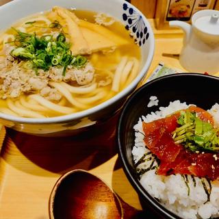 肉うどんと漬けマグロの漁師風(だし茶漬け＋肉うどん えん JRセントラルタワーズ店)