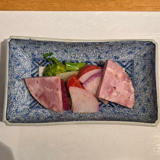 自家製ハムと季節の野菜サラダ