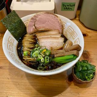 黒二犀 香ばしいかおりのつるしやきチャーシュー 細切り九条ネギ(極麺 青二犀 （ゴクメン アオニサイ）)