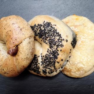 イチジクとクルミのティーベーグル、スィートポテトのゴマアンベーグル、ベーコン・チーズ コーンバターベーグル