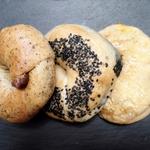 イチジクとクルミのティーベーグル、スィートポテトのゴマアンベーグル、ベーコン・チーズ コーンバターベーグル