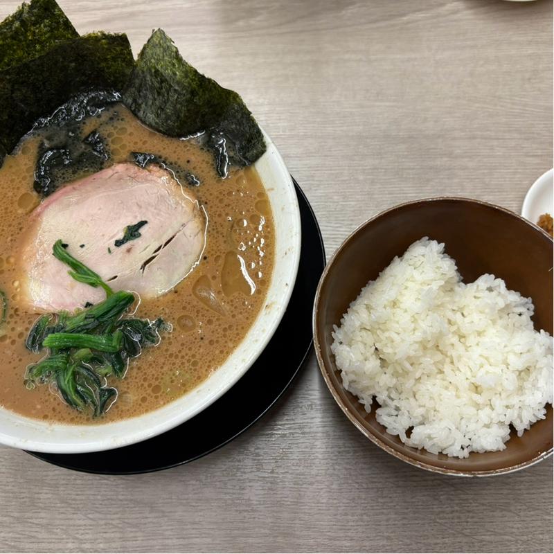 ラーメン(家系ラーメン王道家直伝との丸家 越谷店)