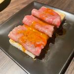 炙りユッケをパンを添えて