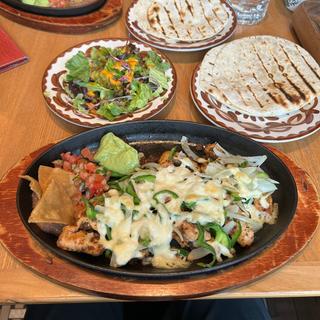 チキンとチョリソーのチーズ焼き(CIELITO LINDO BAR AND GRILL シエリートリンド バー アンド グリル)