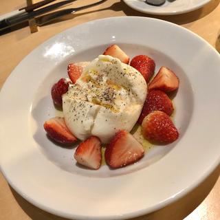 ブッラータチーズと苺(ガゼボ清澄白河)