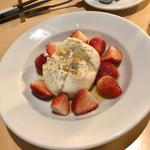ブッラータチーズと苺