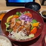 もろみチキンの彩りサラダボウルとしそひじきご飯、たっぷり野菜の麦みそ汁