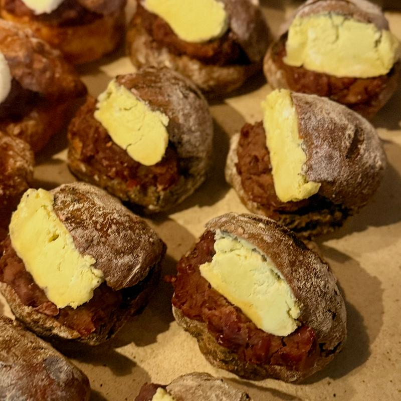 ビスタチオ練乳とあんこの 黒ごまリュステォックサンド(アマムダコタン表参道店)