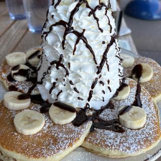 バナナ、ホイップクリームとマカダミアナッツ＋チョコレートソース(Eggs ’n Things ふかや花園プレミアム・アウトレット店)