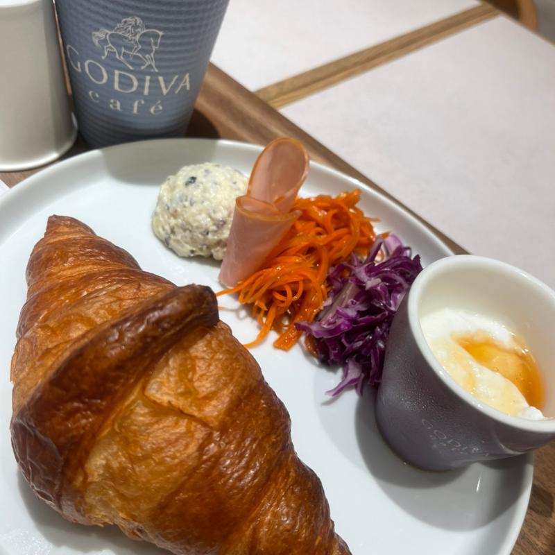 モーニングクロワッサンデリサラダプレート(GODIVA café Okinawa Hotel Collective)