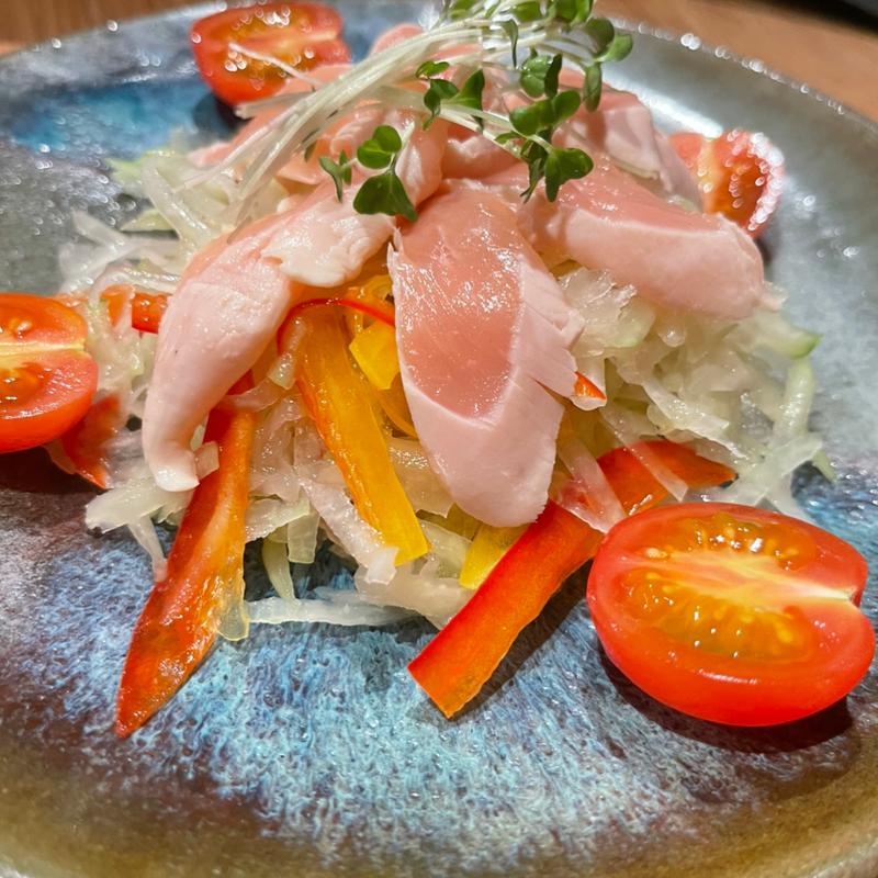 青パパイヤと季節野菜の大和肉鶏サラダ(炭火焼き鳥 鶏尽 花れ 久茂地店)