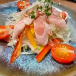 青パパイヤと季節野菜の大和肉鶏サラダ