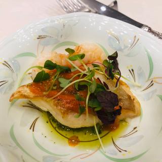 ウスバハギとエビのポワレ トマトとオレンジのソース_デミコース(スカイラウンジ フェニックス)