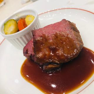 カミチクファーム黒毛和牛モモ肉のロースト 赤ワインソース シナモンの香り_デミコース(スカイラウンジ フェニックス)