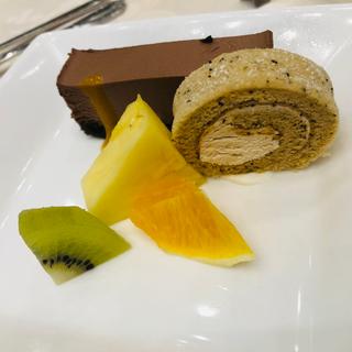 ショコラムースと紅茶のミニロールケーキ フレッシュフルーツ_デミコース(スカイラウンジ フェニックス)