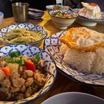 ハーフガパオ&ハーフゲンキョーワーン(タイ・イサーン料理ヤムヤム 銀座)