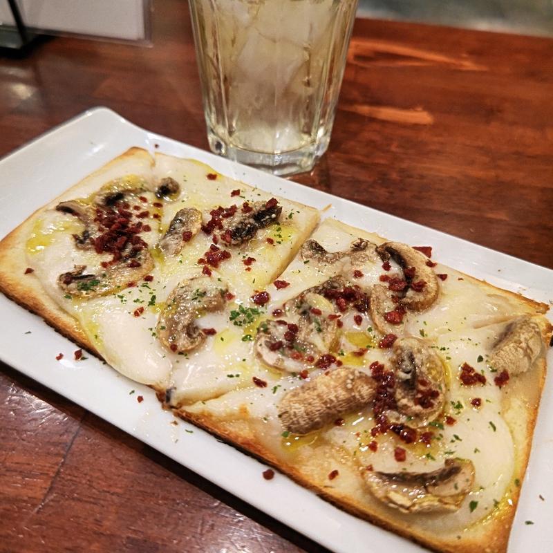 マッシュルームピザ(Wine Stand Basil)