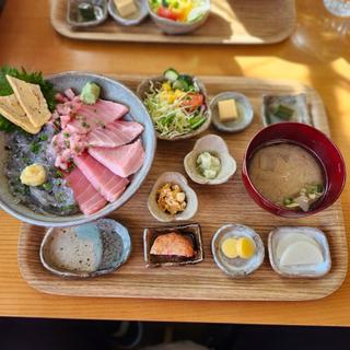 生しらすまぐろ丼