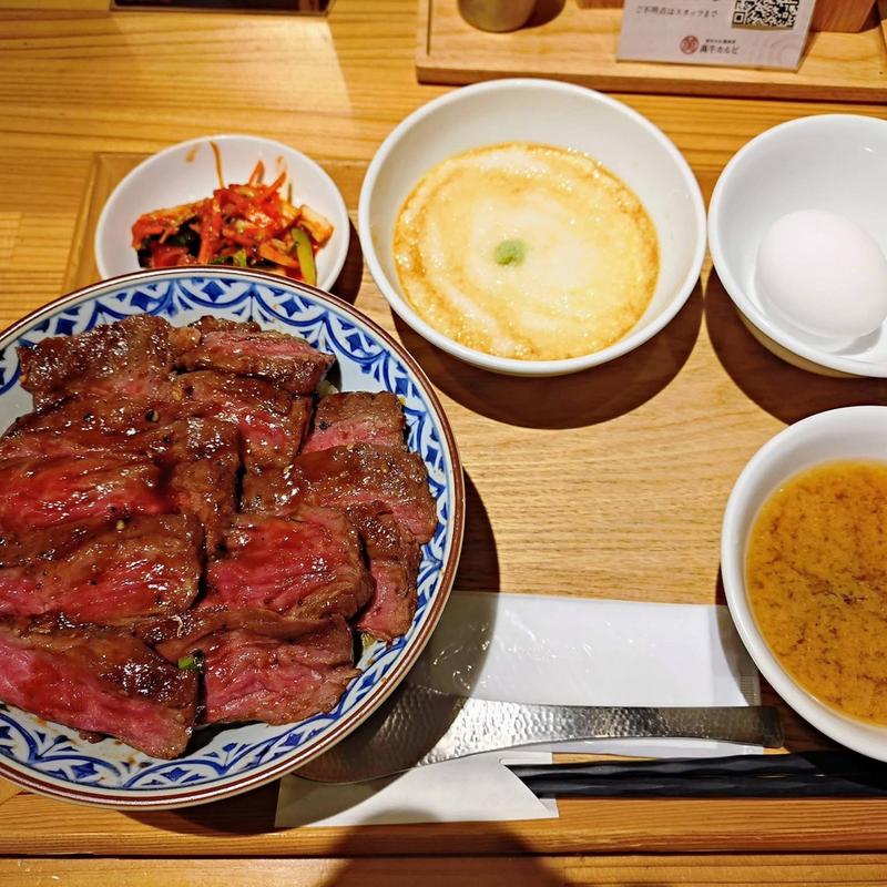 厚切りハラミ丼 肉1.5倍(炭火たれ焼肉丼 萬牛カルビ)