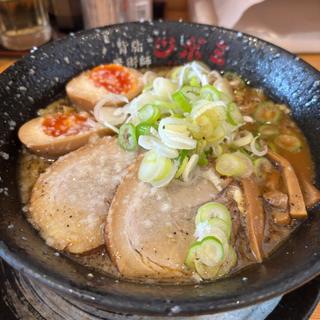 特製醤油ラーメン(背脂の魔術師ツボミ)