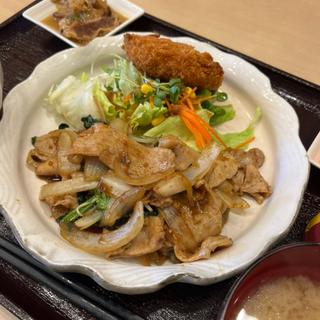 日替わり 豚肉と野菜のカレー風味炒めと牛肉コロッケ