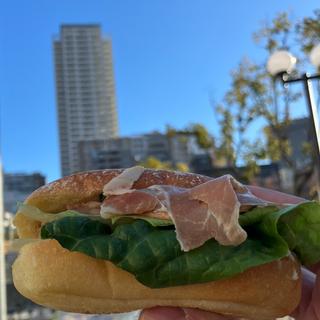 生ハムとマッシュルーム、トリュフ風味のクリームチーズのサンド(ブランジェリー コム・シノワ)