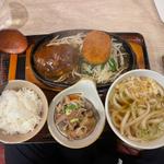 ハンバーグデミ　もつ煮&コロッケセット(武州うどんあかね&みどりダイニング)