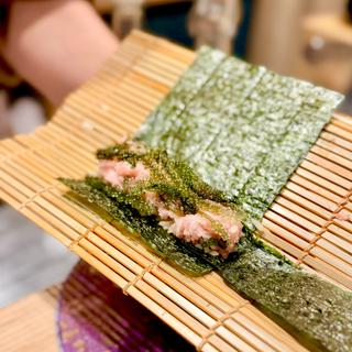 ねぎとろ巻き　海葡萄(鮨 Suntos（サントス）)