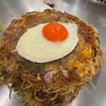 肉玉そば＋イカ天＋目玉焼き(広島風お好み焼き まるちゃん)