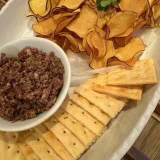 熟成肉のタルタル さつまいもチップス(熟成和牛ステーキグリルド エイジング・ビーフ TOKYO新宿三丁目店)