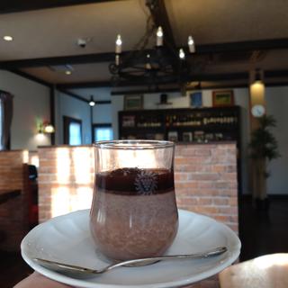 チョコレートのプリンとプラムのコンポート