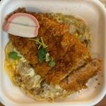 出汁醤油ロースカツ on the 親子丼（竹）