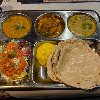 グジャラート・ターリー・ランチ（西インド料理）(カジャナ)