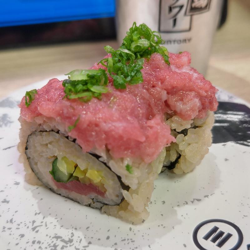 たたき身のっけまぐたくロール(回転寿司みさき ビーンズ新杉田店)