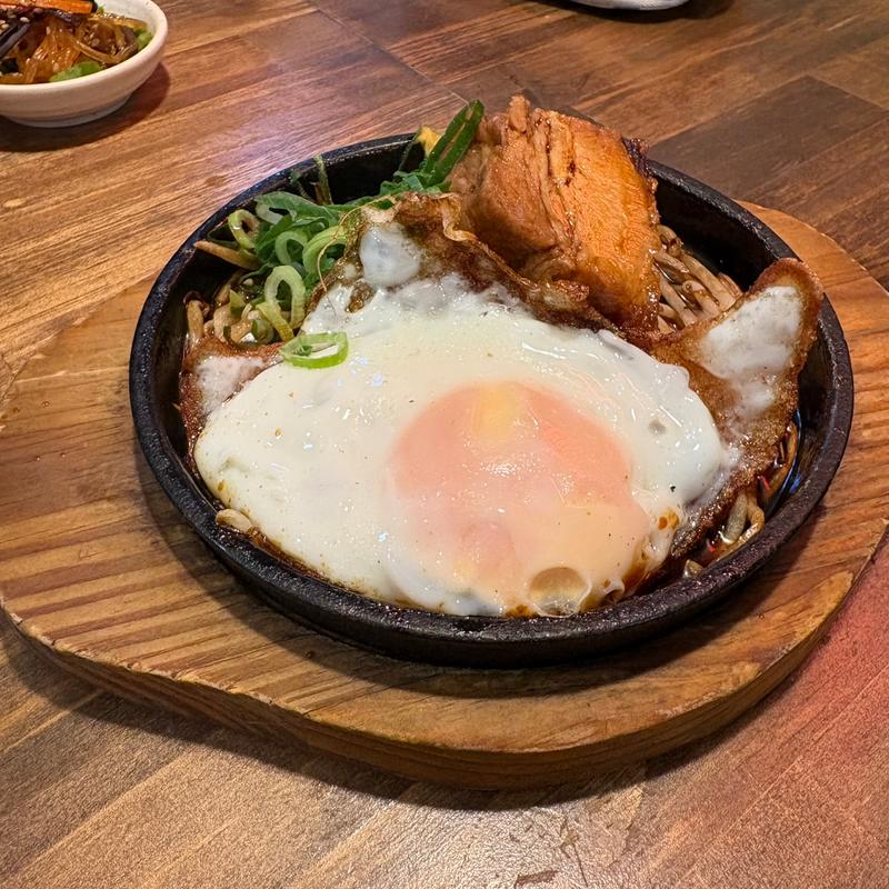 チャーシューエッグ(立呑処へそ 新橋駅前店)