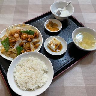鶏肉とカシューナッツ炒め定食(中国上海料理 江南苑)