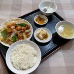 鶏肉とカシューナッツ炒め定食(中国上海料理 江南苑)