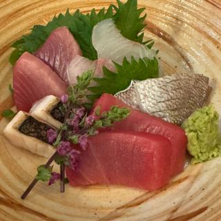 刺身盛り合わせ(鰆、本鮪、よこわ、鯛の酢〆、平目)