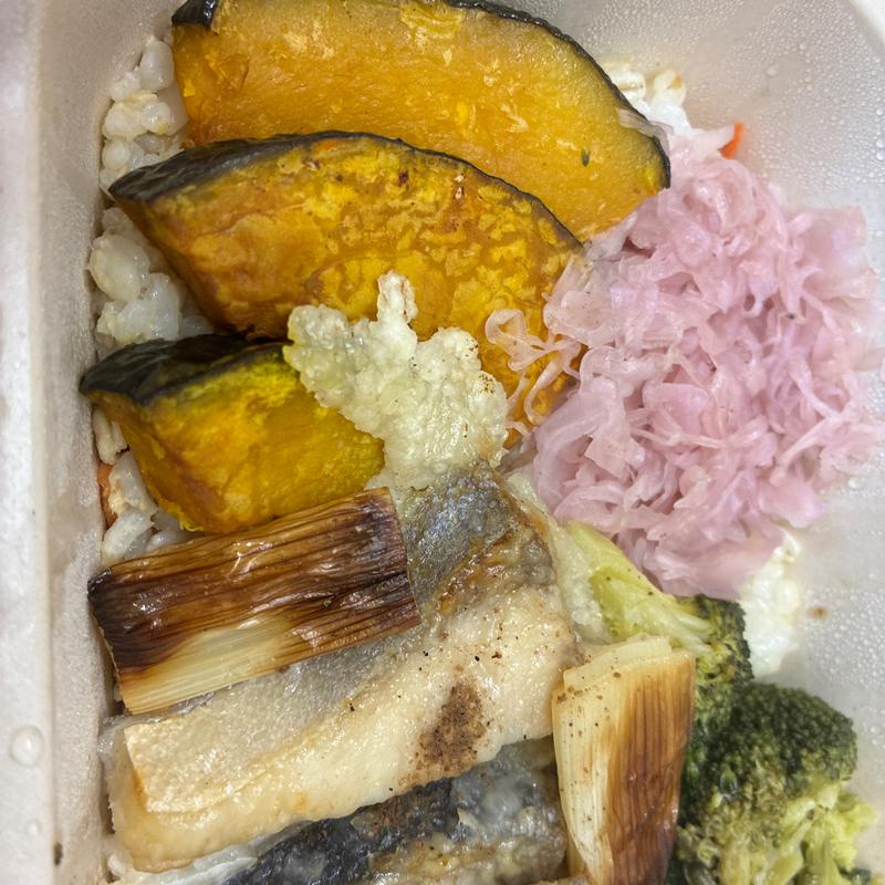 あえて、山椒香るぶりの塩焼き、生姜鶏そぼろまぜご飯(株式会社アサヒウェルネスフーズ)