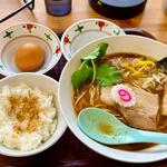ラーメン中盛り＋半ライス＋生玉