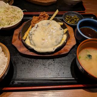 チーズ粗挽きハンバーグ＆やみつき唐揚げ定食(てけてけ 虎ノ門店)