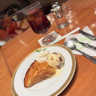 国産リンゴのアップルパイ ラムレーズン添え(丸福珈琲店 近鉄あべのハルカス店)