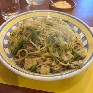 イタヤ貝小柱と鮮魚のオリーブアンチョビスパゲティ