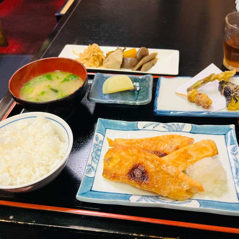 焼き魚（鮭ハラス）定食と野菜煮物(味膳)