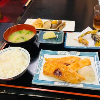 焼き魚（鮭ハラス）定食と野菜煮物(味膳)