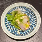 真鯛と雲呑皮のサラダ