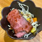 お通し　ローストビーフサラダ