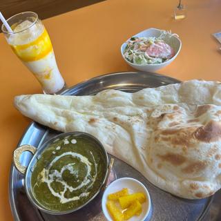 カレーセット(ほうれん草チキン、マンゴーラッシー)(宮カレー Miya Curry)