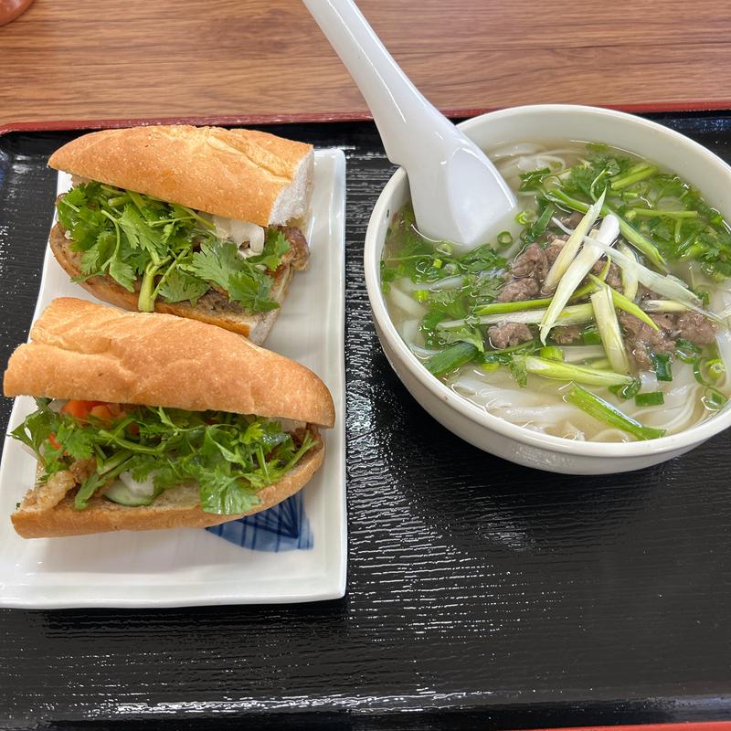 焼き豚バインミー+半フォー(Saigon To Go サイゴン トゥ－ ゴ－)
