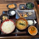 朝さば文化干し定食ご飯大盛、生玉子、納豆、大根キンピラ、わかめ